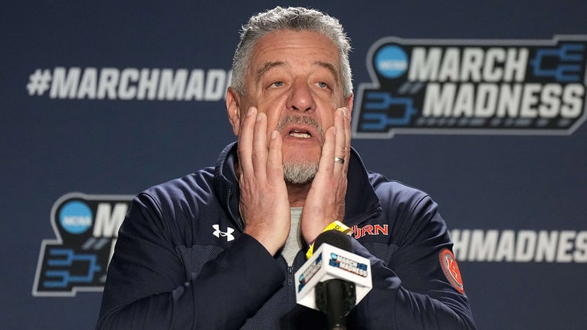 Bruce Pearl talks to reporters