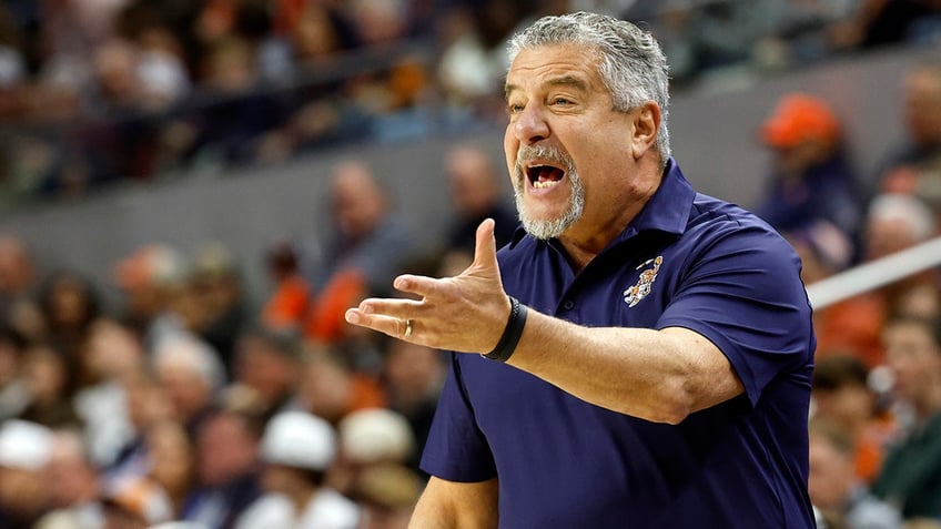 Bruce Pearl coaches