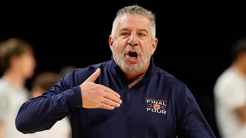 Bruce Pearl points