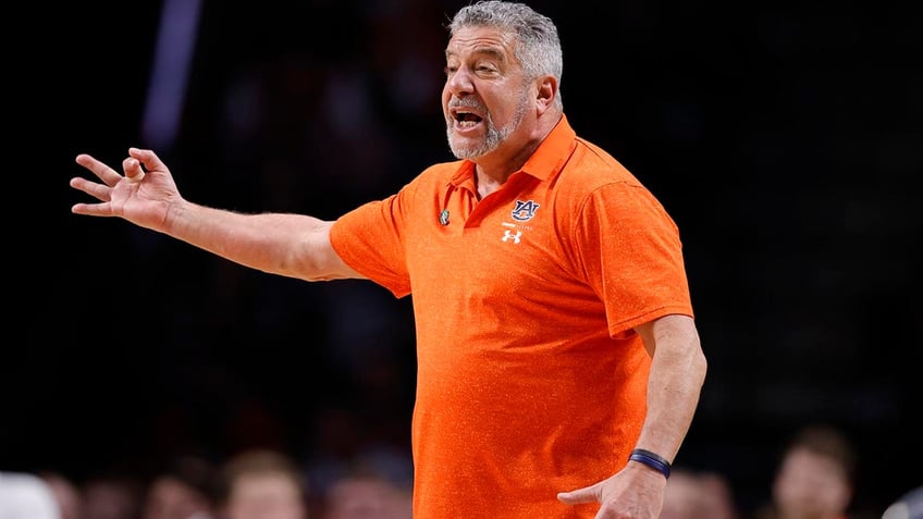 Bruce Pearl coaches Auburn