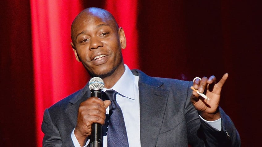 audience walks out on dave chappelle after he criticizes israel during show in boston report