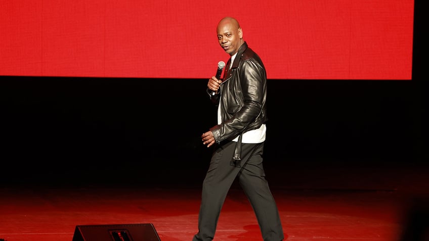 audience walks out on dave chappelle after he criticizes israel during show in boston report