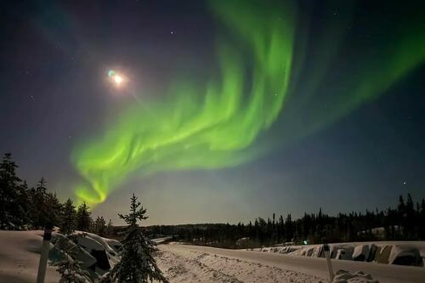 aurora hunter photographs dragon aurora in nwt where northern lights are always on