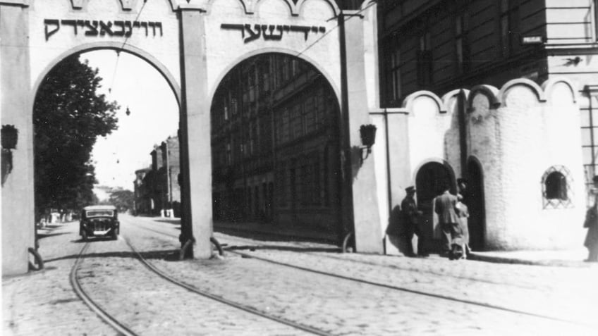 Kraków Ghetto, gate one, 1941. Photo from the collection of The Historical Museum of the City of Kraków, Poland.