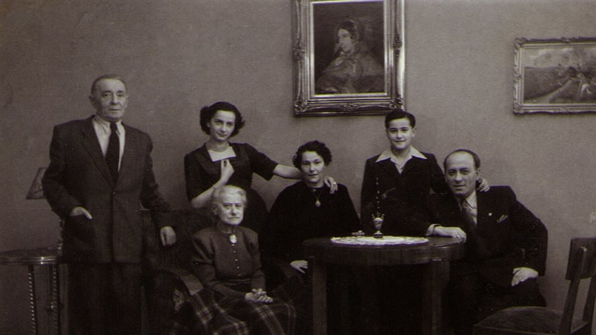 The Horowitz Family survivors, Szachne, Sabina, Niusia, Regina, Ryszard and Dawid. Kraków, Poland. 