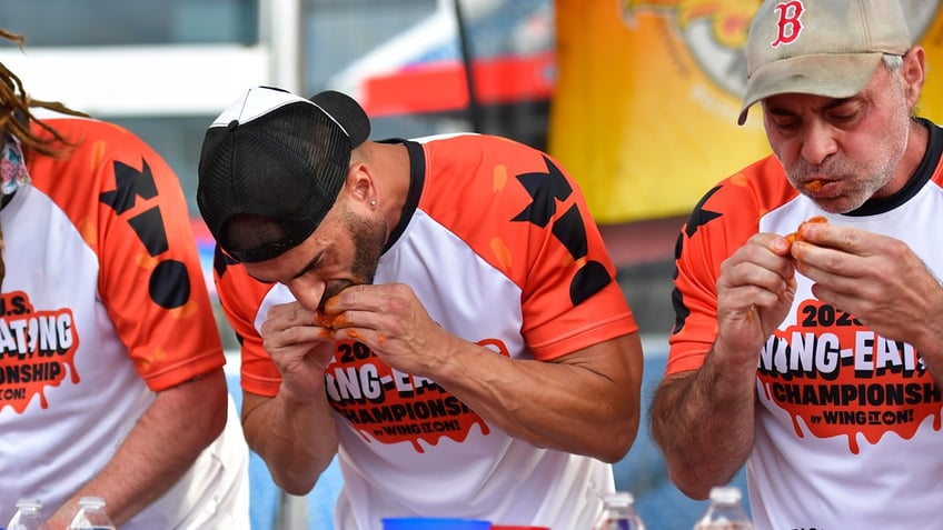 aussie eater consumes record 276 buffalo wings tops american legend joey chestnut for wing king crown