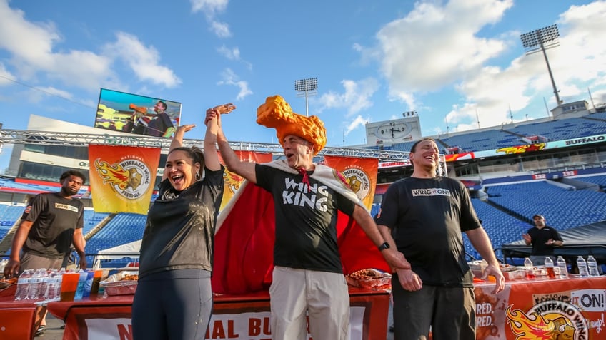 aussie eater consumes record 276 buffalo wings tops american legend joey chestnut for wing king crown