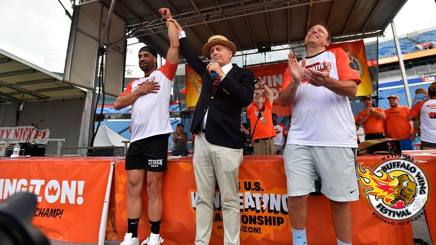 aussie eater consumes record 276 buffalo wings tops american legend joey chestnut for wing king crown