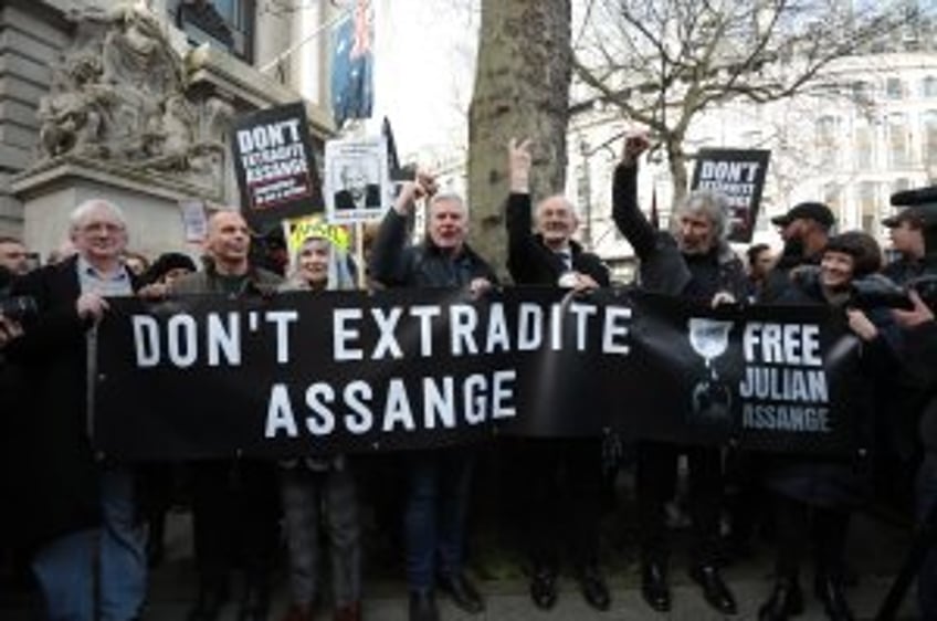 Australia approves motion urging Britain to return Julian Assange