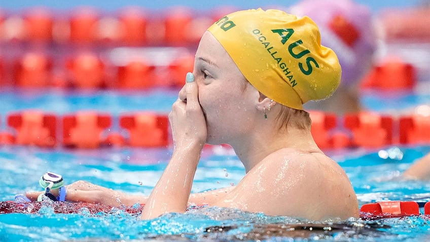 australian swimmer mollie ocallaghan sets world record in womens 200 meter freestyle despite knee injury