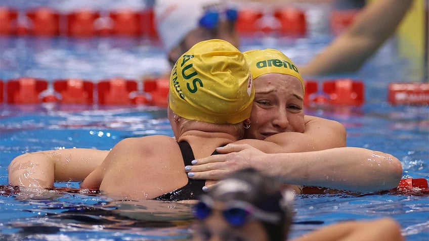 australian swimmer mollie ocallaghan sets world record in womens 200 meter freestyle despite knee injury