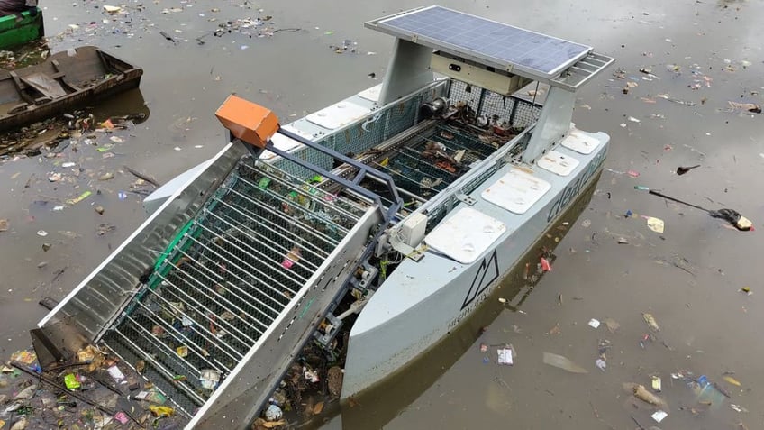 Autonomous trash-gobbling robot boat wages war on waterway waste