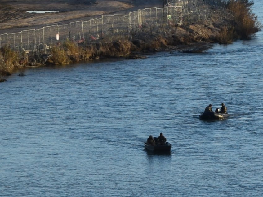 autoridades mexicanas rescatan a migrantes en el rio bravo