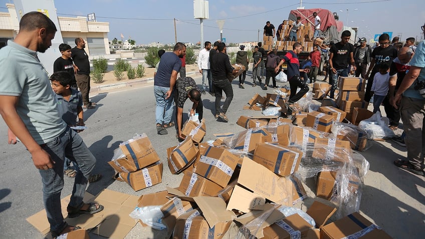 average palestinian in gaza surviving on only 2 pieces of bread per day un human rights official