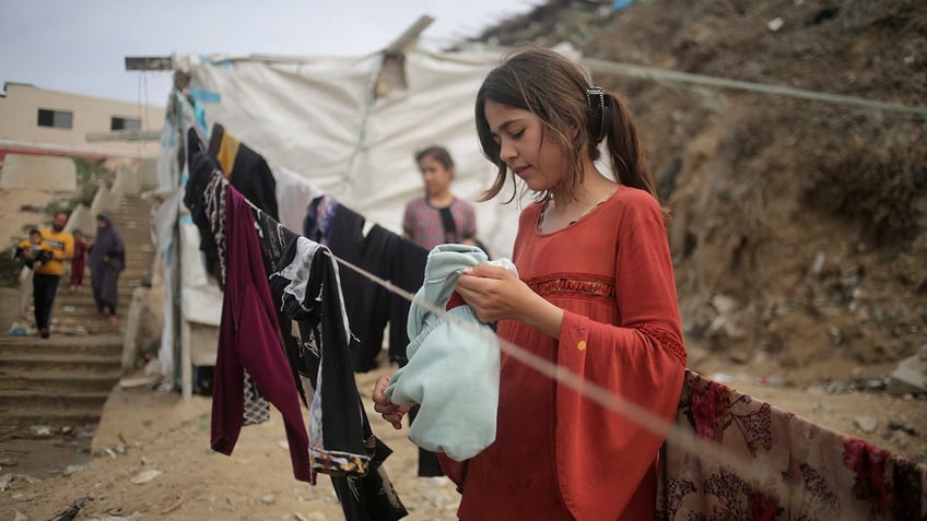 average palestinian in gaza surviving on only 2 pieces of bread per day un human rights official