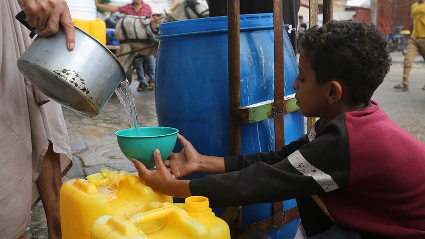 average palestinian in gaza surviving on only 2 pieces of bread per day un human rights official