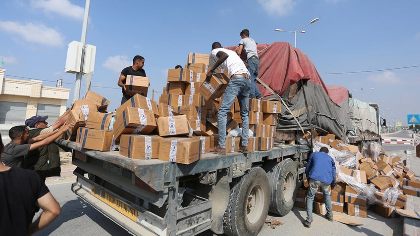 average palestinian in gaza surviving on only 2 pieces of bread per day un human rights official