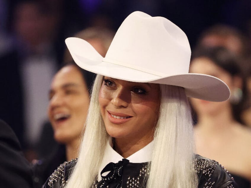 LOS ANGELES, CALIFORNIA - FEBRUARY 04: Beyoncé supports Jay-Z as he accepts the Dr. Dre G