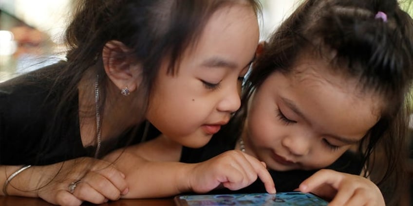 babies young child exposed to more screen time linked with developmental delays study