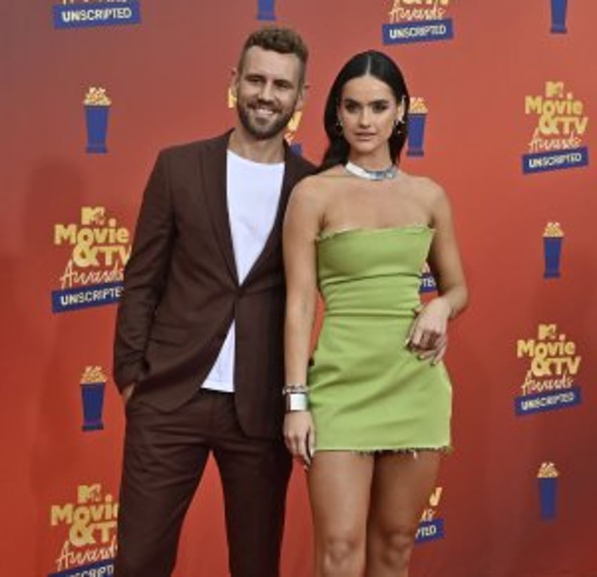 'Bachelor' alum Nick Viall celebrates birth of first child