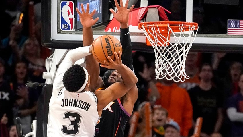 baffling kevin durant turnover helps spurs steal win over suns