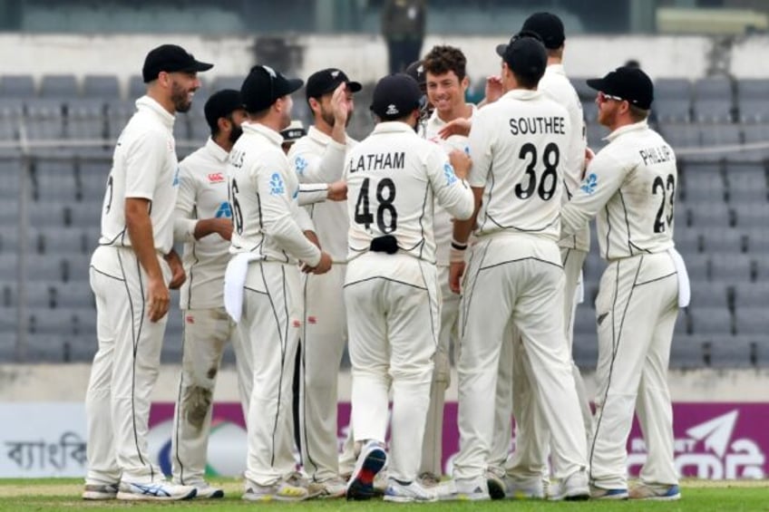 bangladesh 80 4 at lunch after new zealand spinners strike early