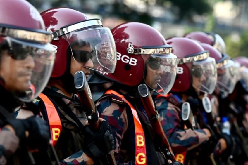 bangladesh arrests thousands in violent crackdown hrw