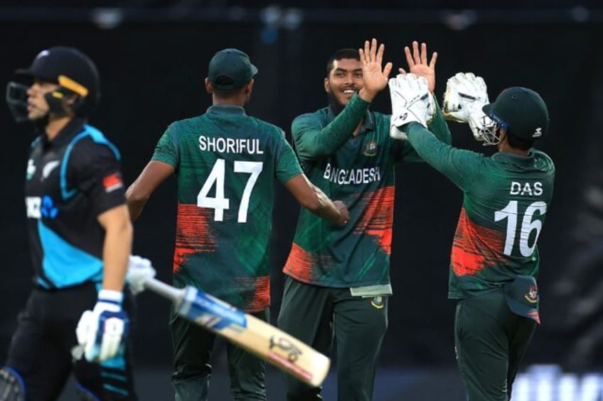 Bangladesh's Rishad Hossain (2nd R) celebrates with teammates Shoriful Islam (2nd L) and wicketkeeper Litton Das (R) to dismiss New Zealand's Mark Chapman (L) in Napier