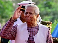 Bangladesh leader threatens to resign amid political turmoil