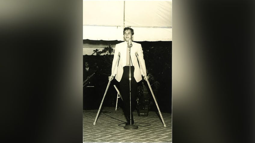 Tony Curtis on crutches.