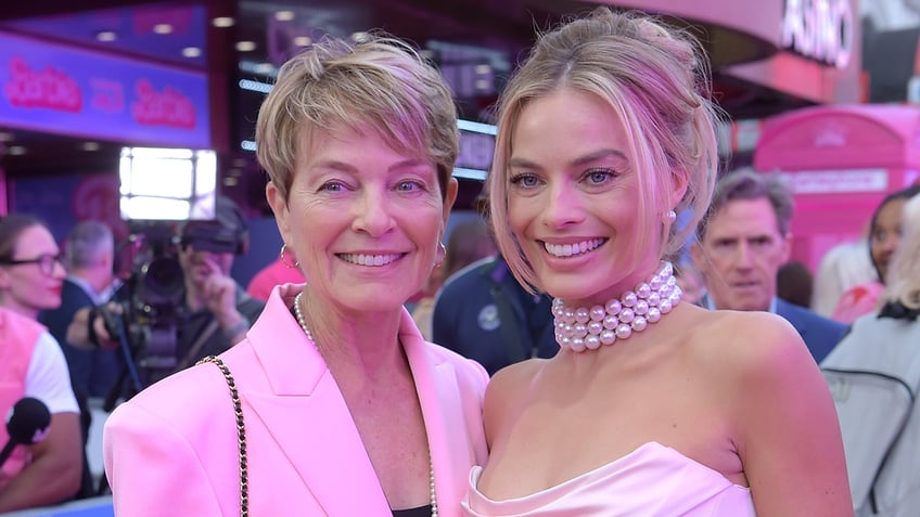 barbie star margot robbie paid off her mothers mortgage after finding success in hollywood