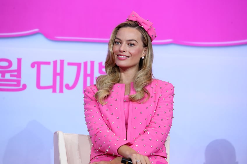 barbie star margot robbie paid off her mothers mortgage after finding success in hollywood