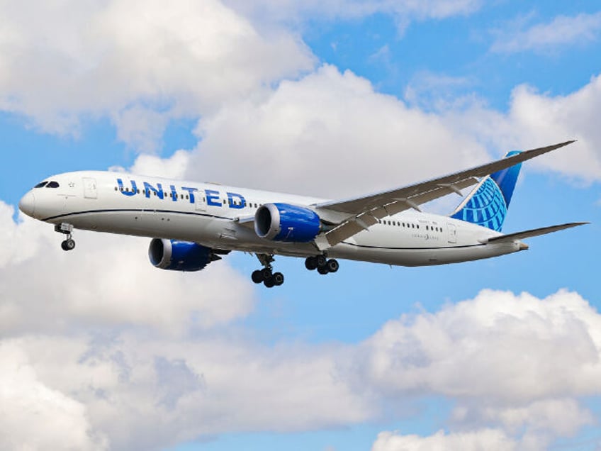 barf bag alert united flight from newark to rome u turns after plummeting 28k feet in 10 minutes