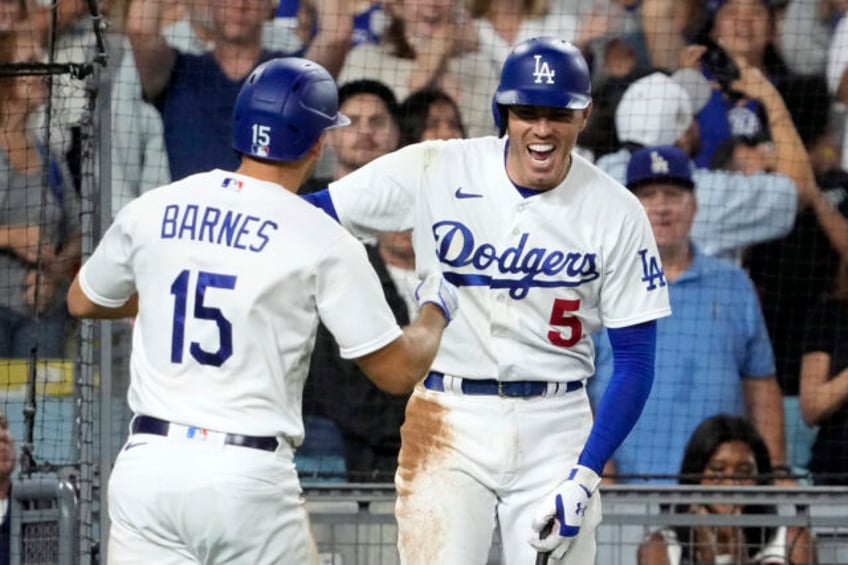 barnes homers for first time in nearly a year dodgers beat brewers 1 0 for 11th straight victory