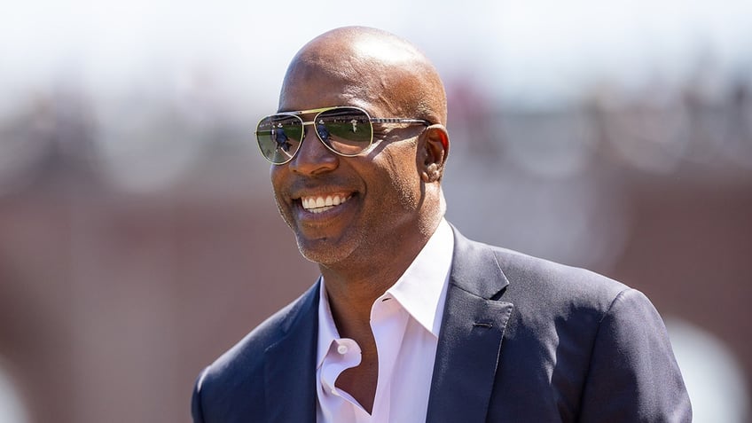 Barry Bonds smiles on field