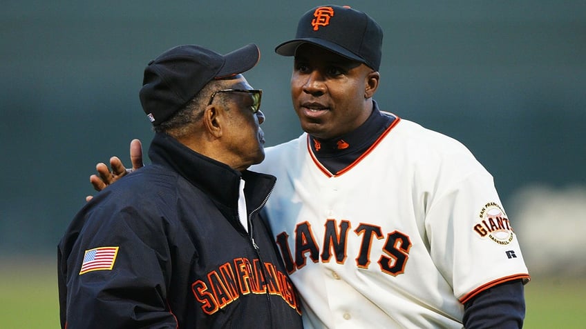 Barry Bonds and Willie Mays hug