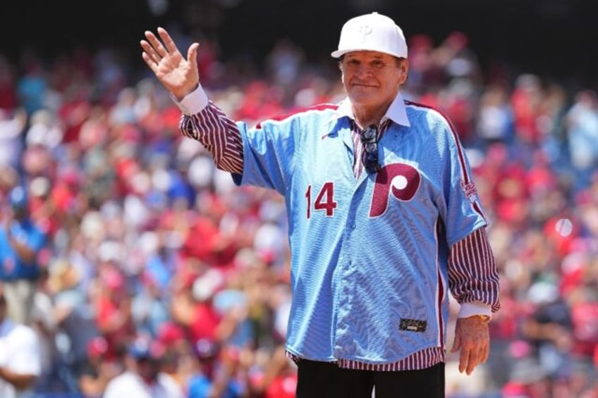 Baseball legend Pete Rose acknowledges the crowd during a game between Philadelphia and th