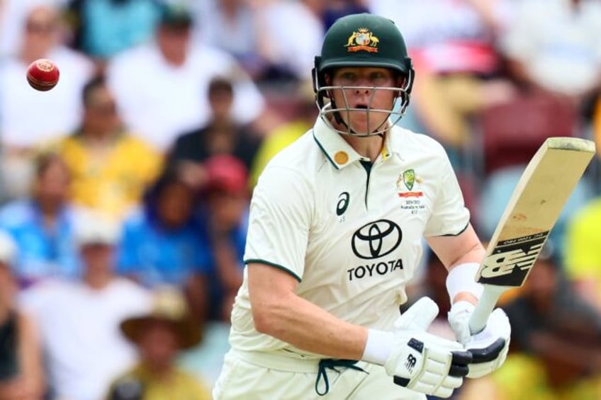 Australia's Steve Smith was not out 25 at lunch on day two of the third Test against India