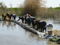 Battling to keep floodwaters at bay in South Sudan