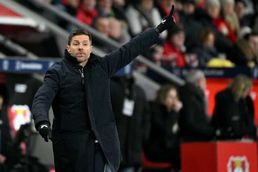 Leverkusen coach Xabi Alonso tries to rally his side against Bayern Munich