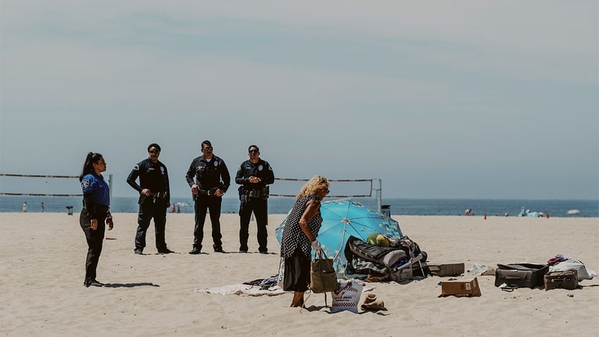 LA workers dismantle homeless encampment