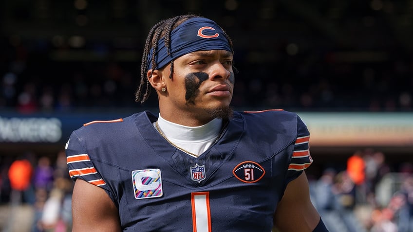 bears justin fields dislocated thumb on throwing hand in loss to vikings report