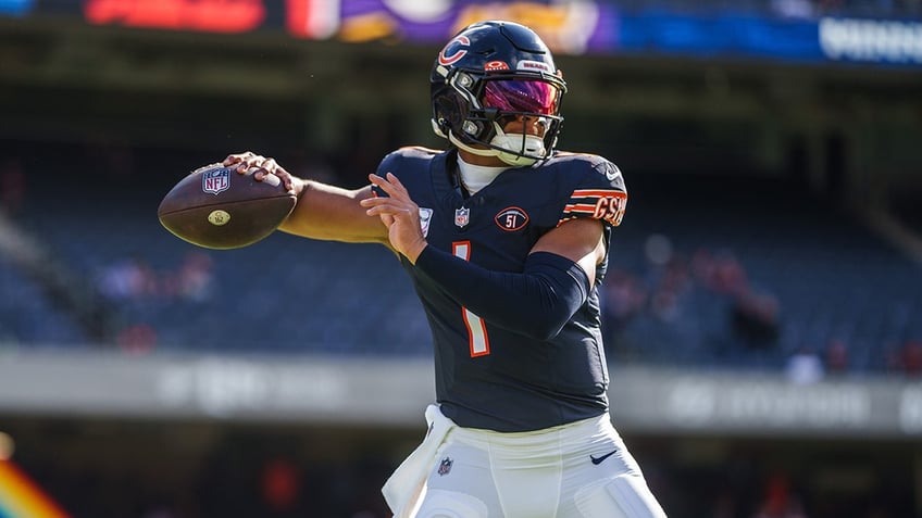 bears justin fields dislocated thumb on throwing hand in loss to vikings report