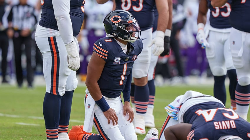 bears justin fields dislocated thumb on throwing hand in loss to vikings report