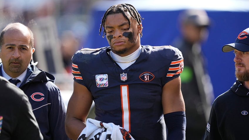 bears legend expresses optimism in justin fields despite inconsistency i think hes gonna be special