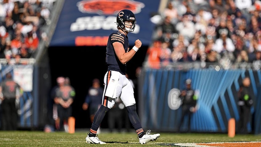 bears win battle of backup qbs with dominant effort against raiders