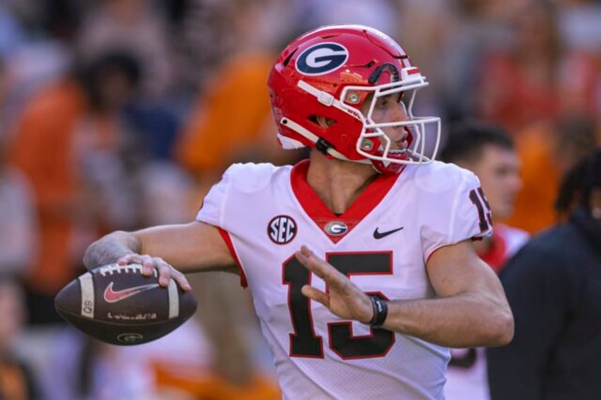 beck throws for 298 yards 3 tds to lead no 1 georgia over no 21 tennessee 38 10