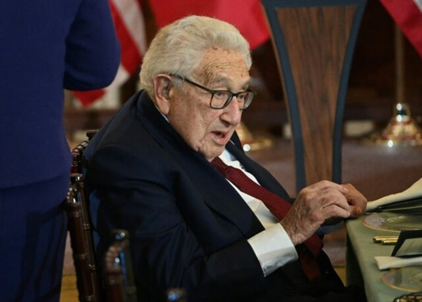 beijings top diplomat tells kissinger impossible to contain china