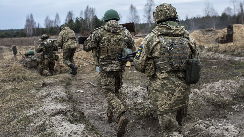 Ukraine soldiers train