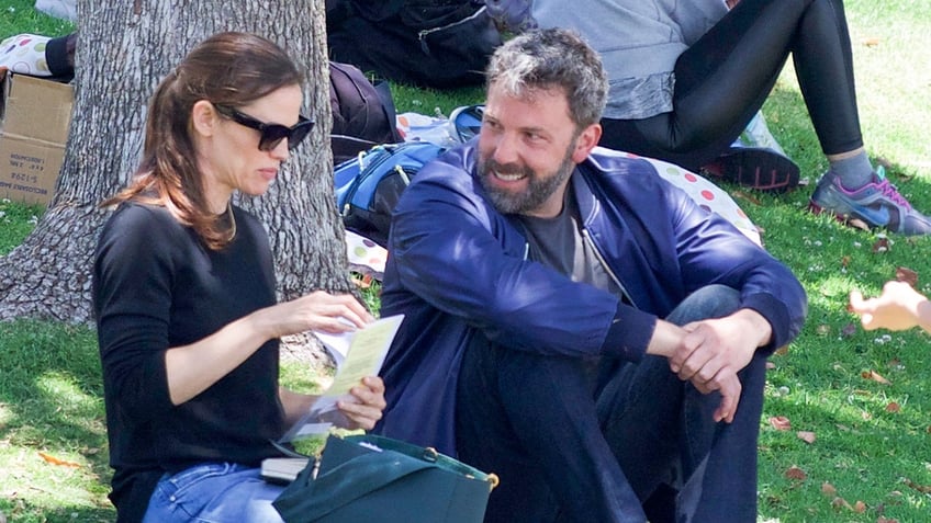 Jennifer Garner and Ben Affleck at a picnic